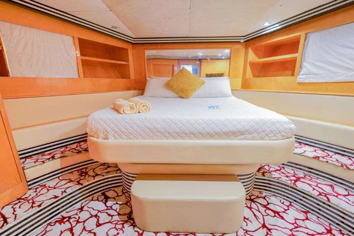 Red Con – 80 ft Luxury Yacht - Image 2