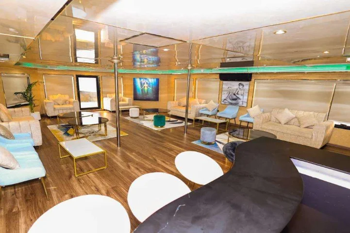 90ft Play Boy – 90 ft House Boat